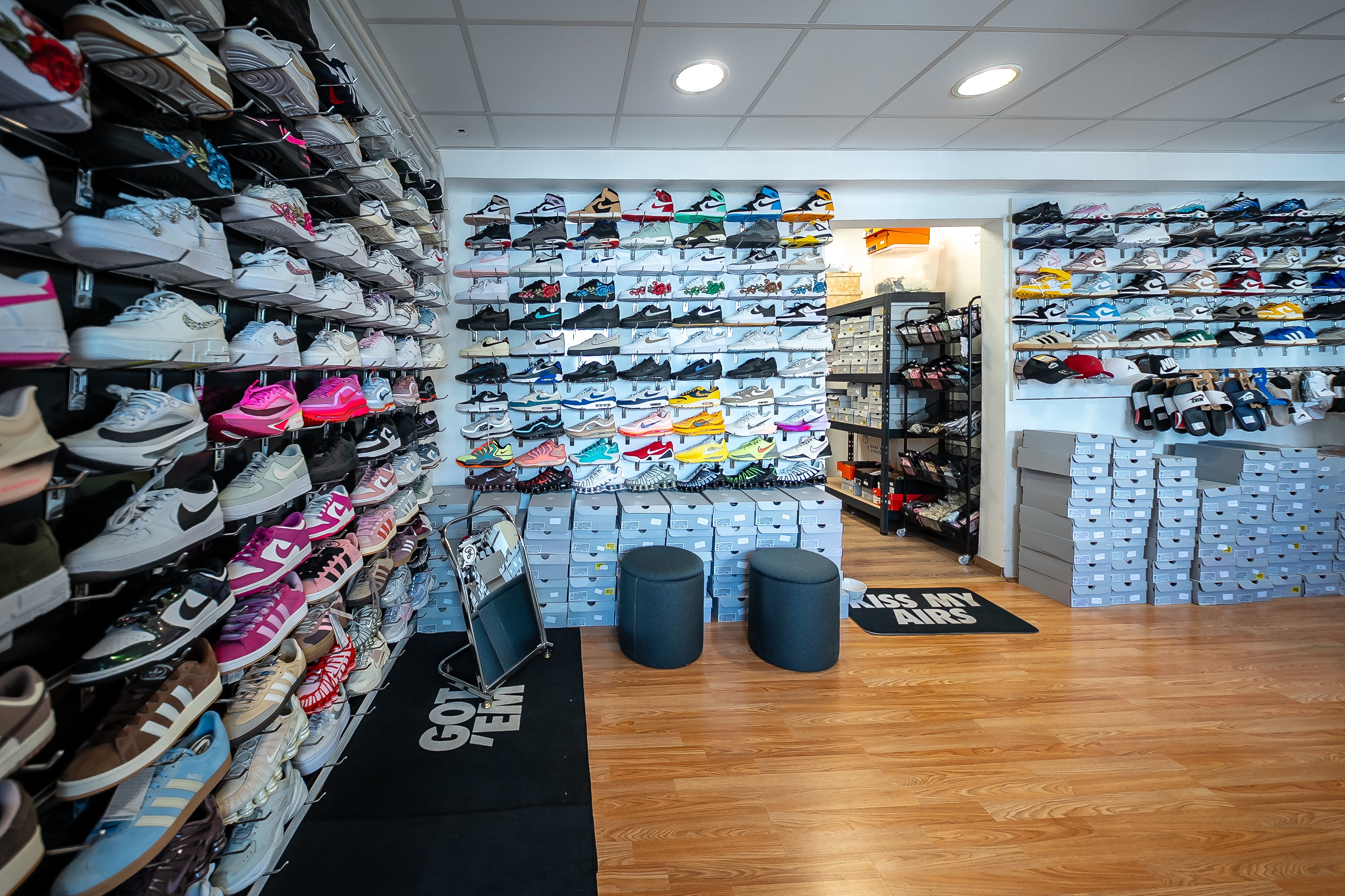 Gooday Kickz bemutatóterem belülről – Nike, Jordan és Adidas sneaker kínálat Budapest Reitter Ferenc utca 132/E