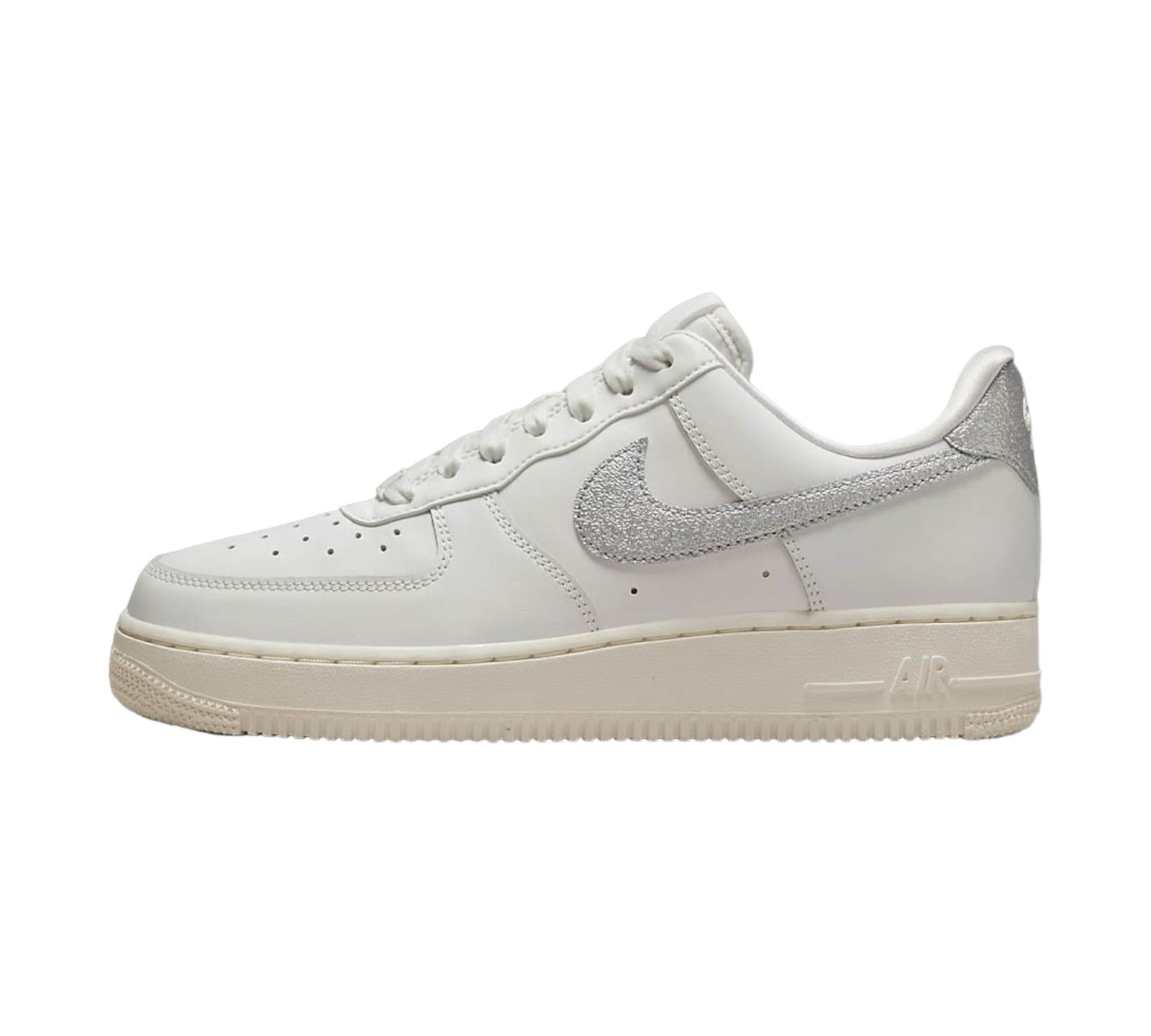 NIKE AIR FORCE 1 '07 SUMMIT WHITE SAIL WHITE METALLIC SILVER