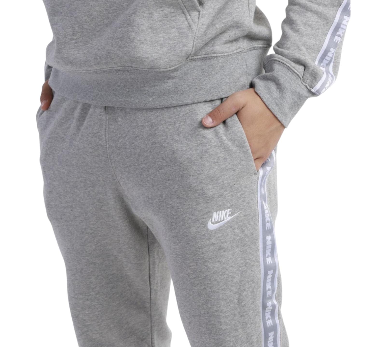 NIKE CLUB FLEECE GRAPHIC MELEGÍTŐSZETT SZÜRKE