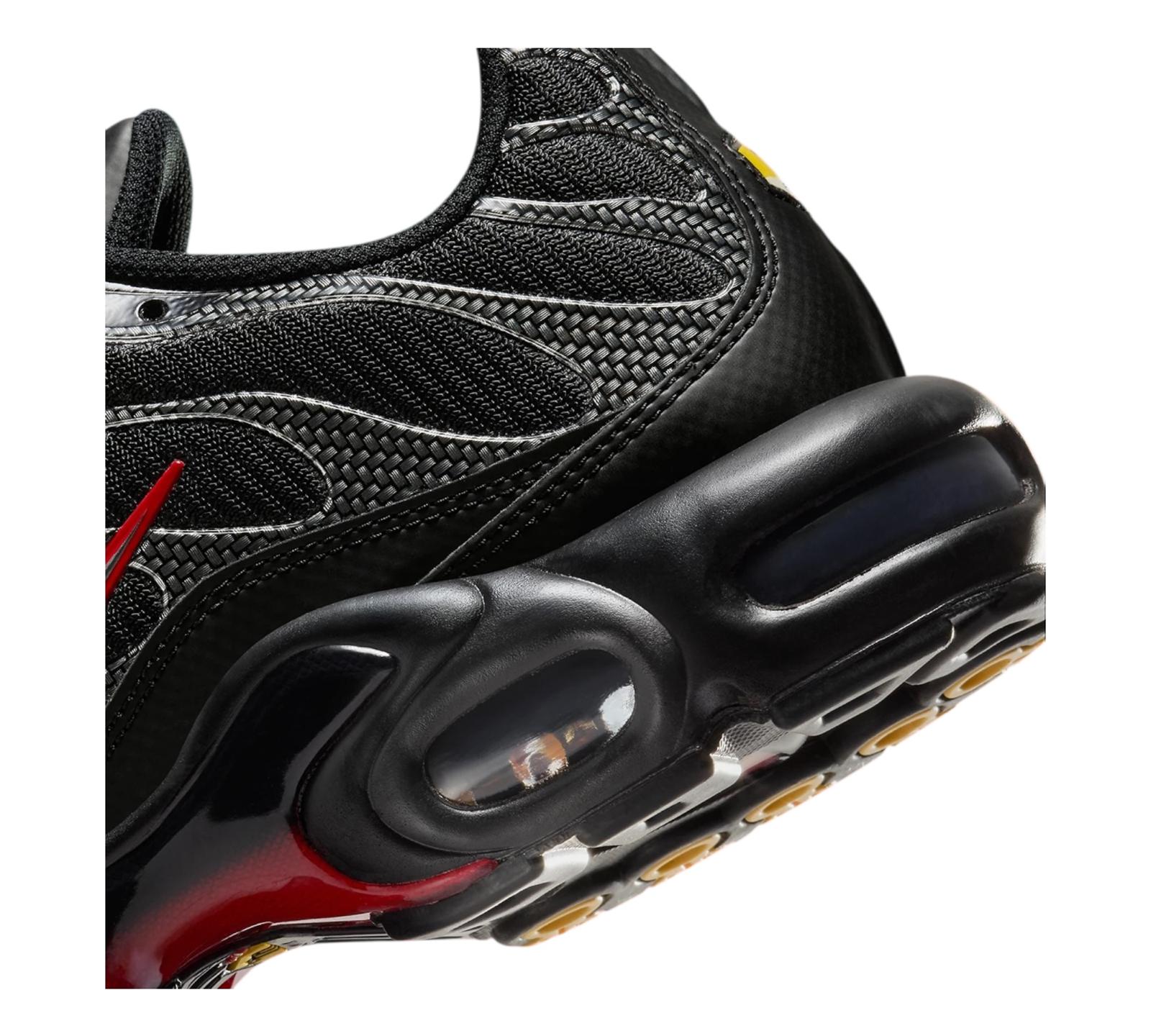NIKE AIR MAX PLUS BLACK UNIVERSITY RED METALLIC SILVER