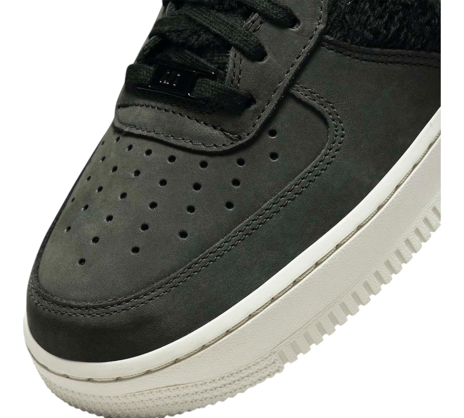 M NIKE AIR FORCE 1 LOW BLACK LIGHT BONE FAUX FUR