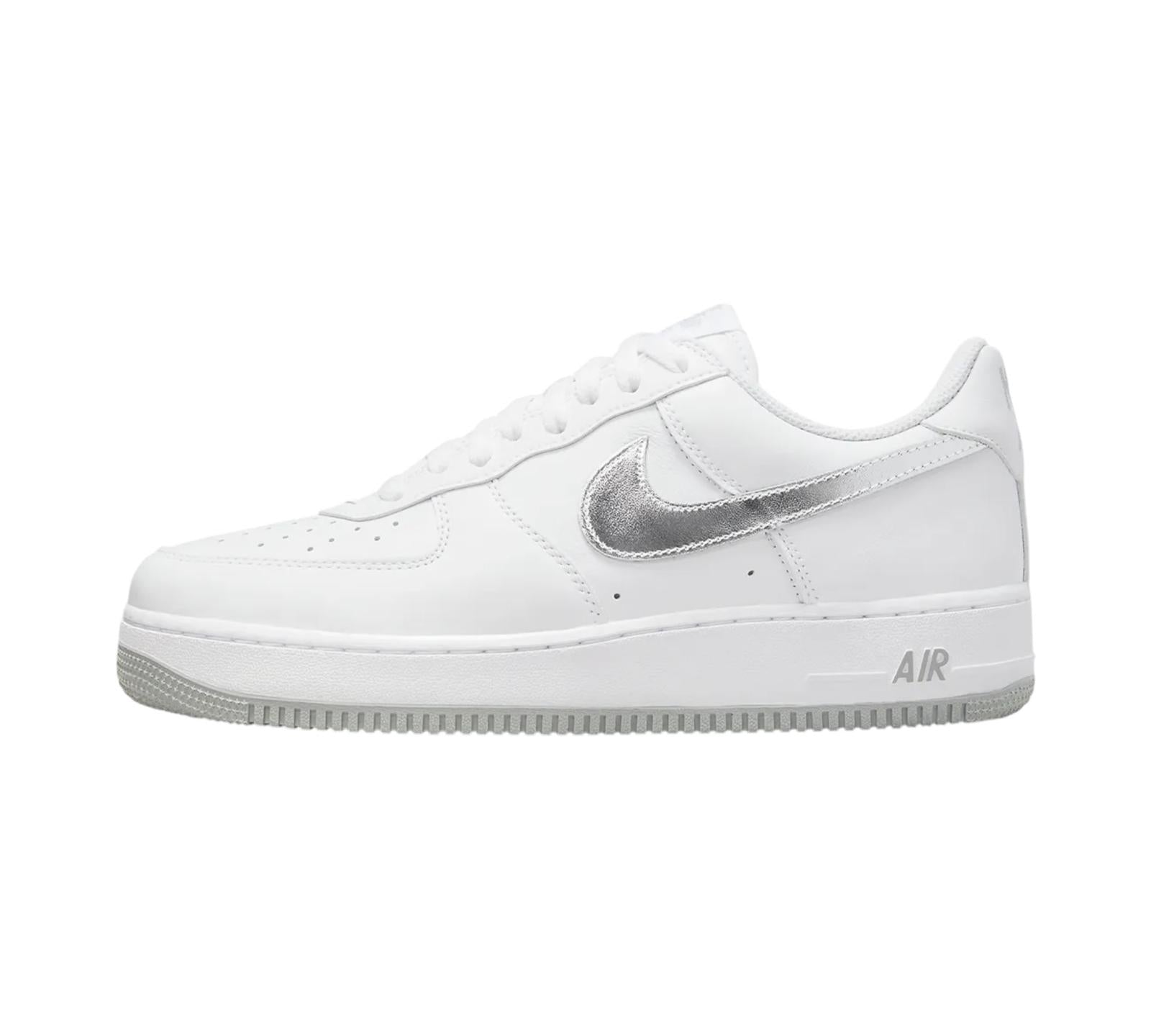 M NIKE AIR FORCE 1 '07 LOW COLOR OF THE MONTH WHITE METALLIC SILVER