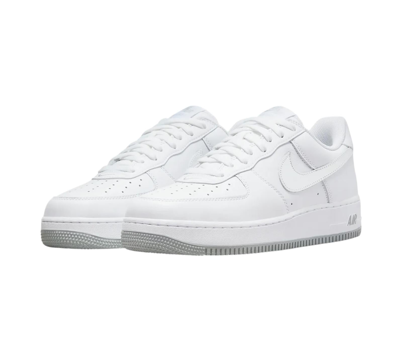M NIKE AIR FORCE 1 '07 LOW COLOR OF THE MONTH WHITE METALLIC SILVER