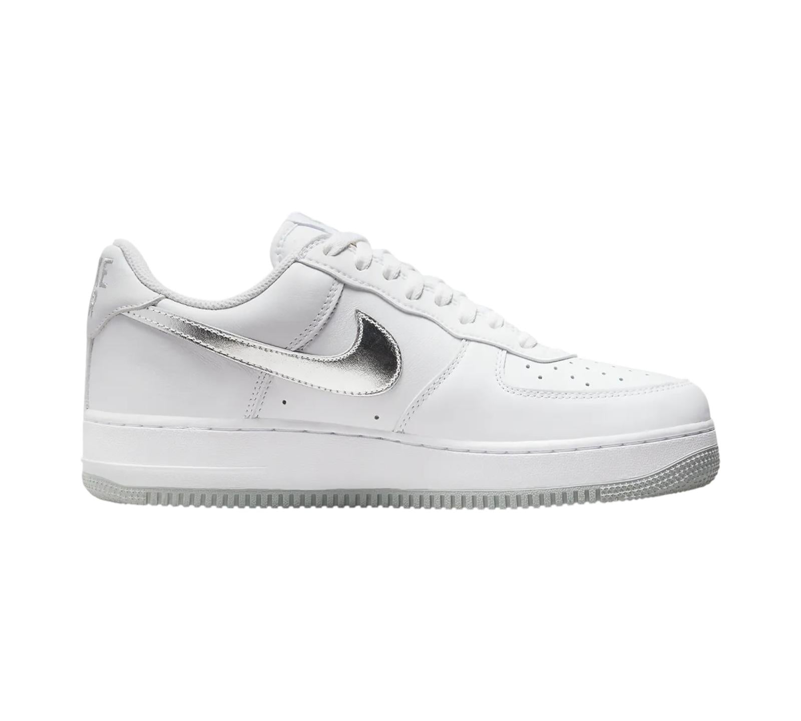 M NIKE AIR FORCE 1 '07 LOW COLOR OF THE MONTH WHITE METALLIC SILVER