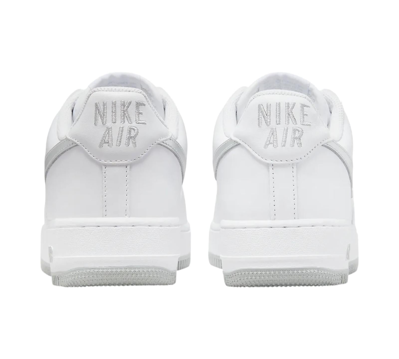 M NIKE AIR FORCE 1 '07 LOW COLOR OF THE MONTH WHITE METALLIC SILVER