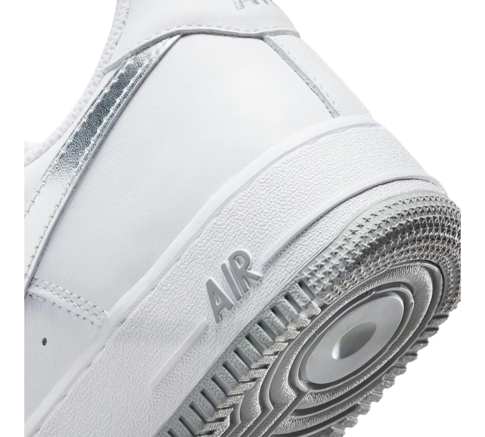 M NIKE AIR FORCE 1 '07 LOW COLOR OF THE MONTH WHITE METALLIC SILVER