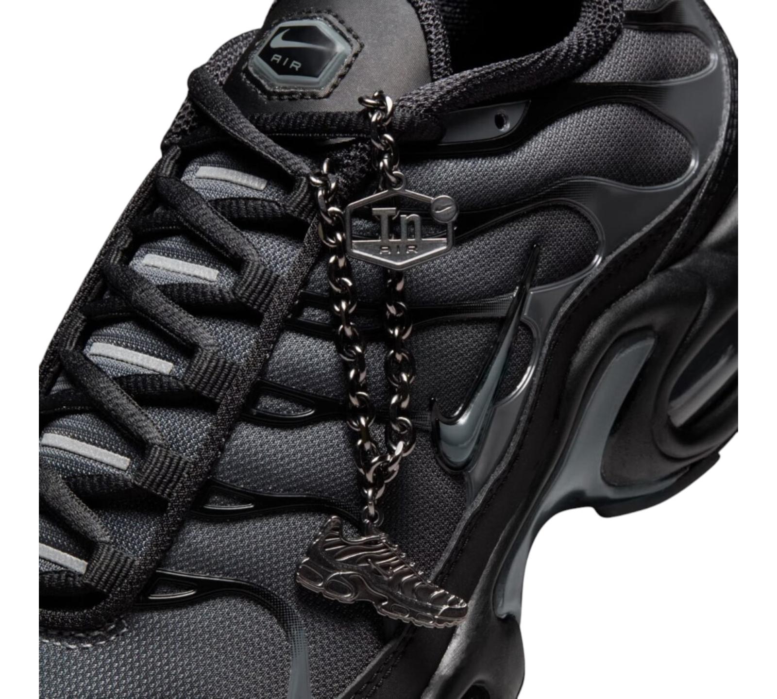 NIKE AIR MAX PLUS BLACK METALLIC SILVER CHARM