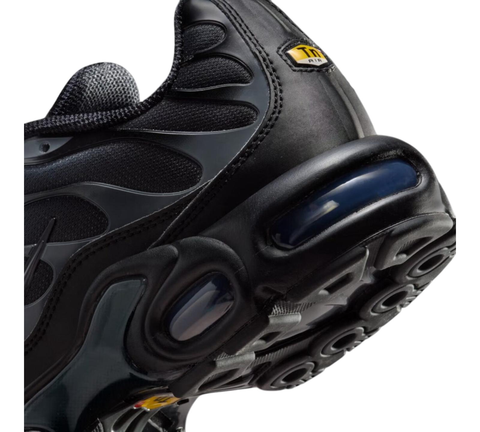 NIKE AIR MAX PLUS BLACK METALLIC SILVER CHARM