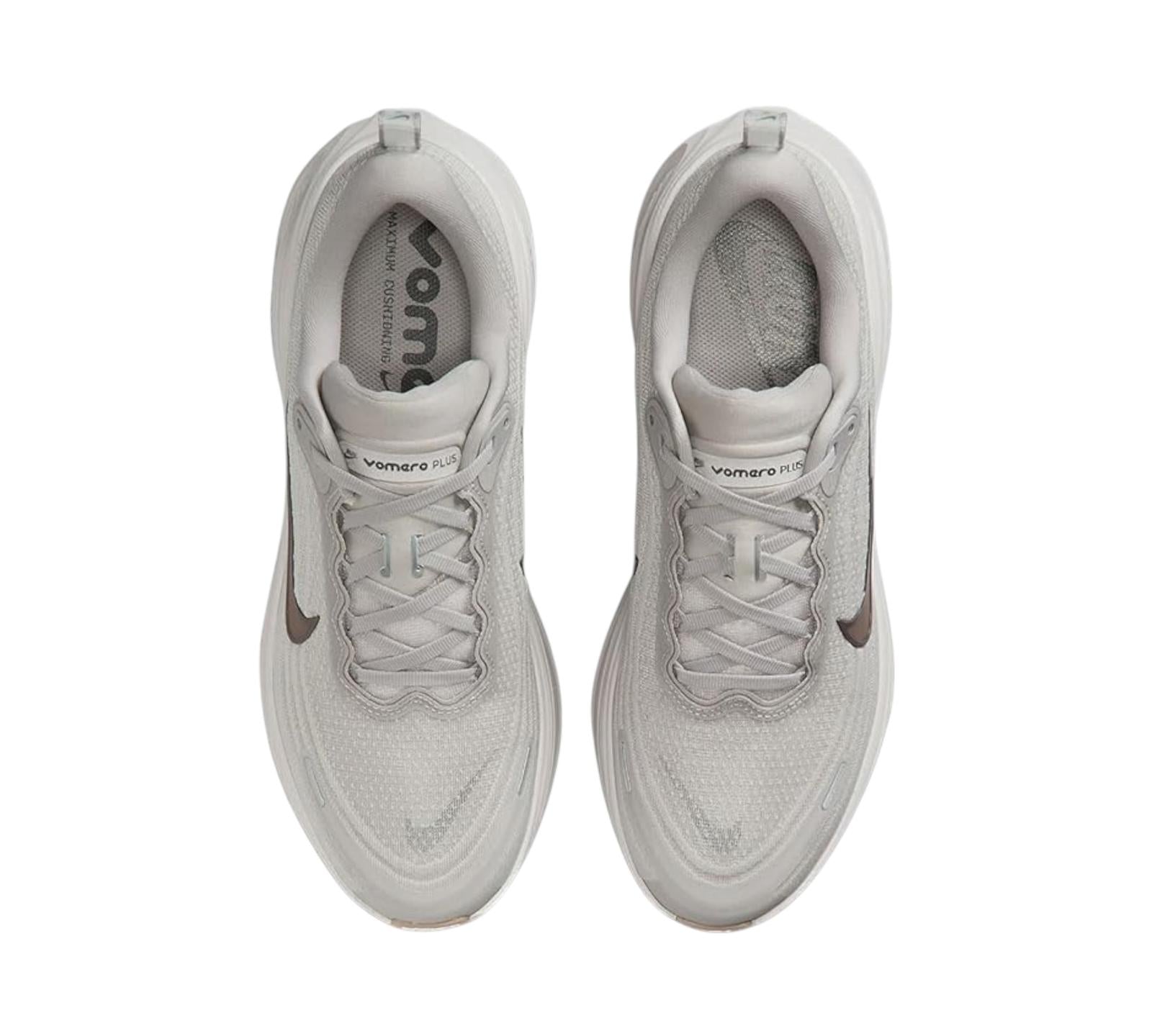 NIKE VOMERO PLUS COLLEGE GREY LIGHT IRON ORE GUM