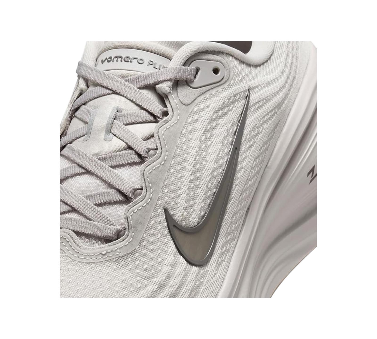 NIKE VOMERO PLUS COLLEGE GREY LIGHT IRON ORE GUM