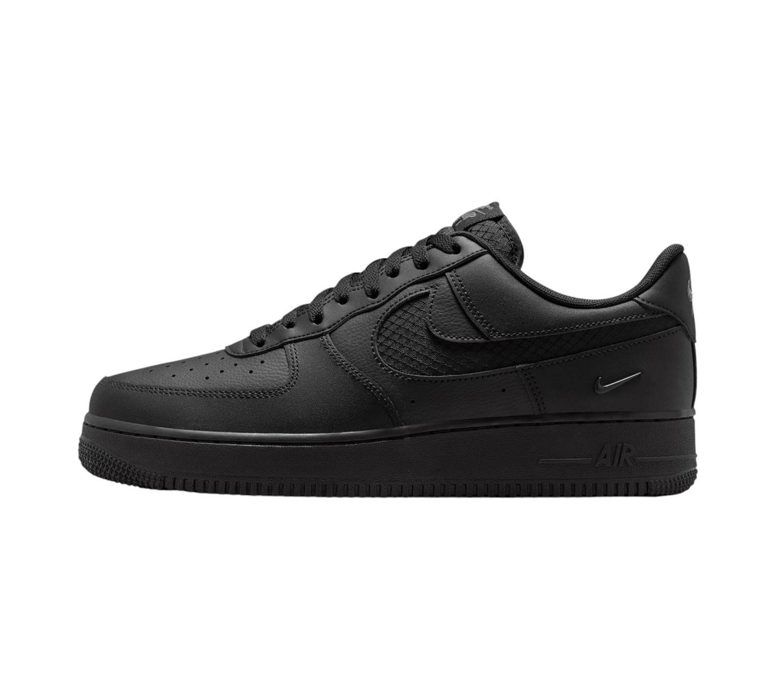 NIKE AIR FORCE 1 LOW SE TRIPLE BLACK RIPSTOP