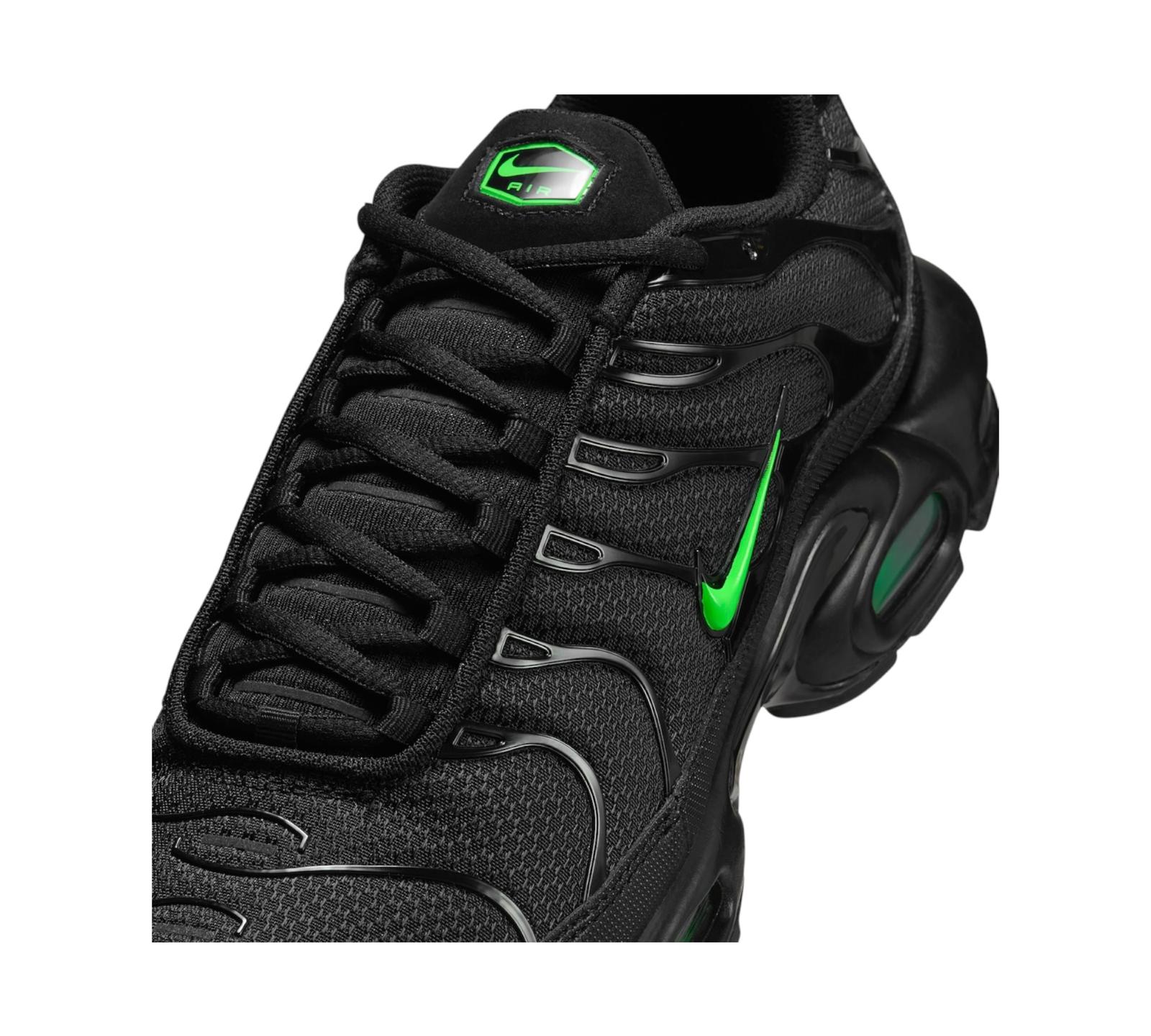 NIKE AIR MAX PLUS BLACK GREEN STRIKE