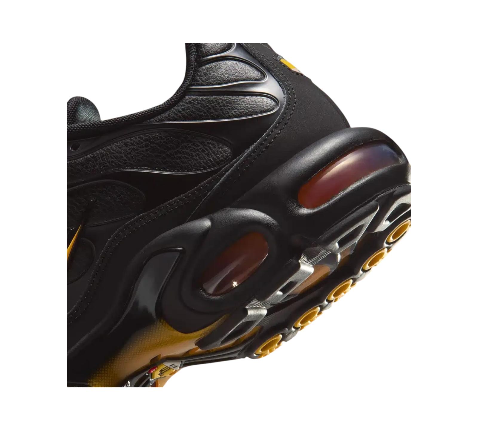 NIKE AIR MAX PLUS BLACK ORANGE